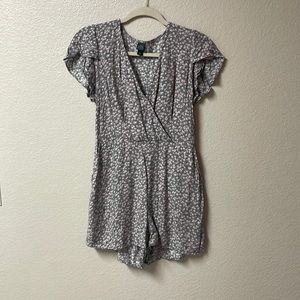 Cute flower print romper with pockets!